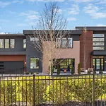 Luxury In Hills With Garage And Walk To The Park *