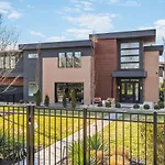 Holiday home Luxury In Hills With Garage And Walk To The Park *