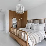 Luxury In Hills With Garage And Walk To The Park *