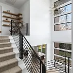 Luxury In Hills With Garage And Walk To The Park Holiday home