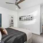 Holiday home Two Adjacent Homes In 12 South And Belmont Area Sleeps 20 People