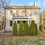 Two Adjacent Homes In 12 South And Belmont Area Sleeps 20 People Holiday home Nashville