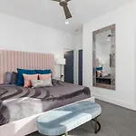 Holiday home Two Adjacent Homes In 12 South And Belmont Area Sleeps 20 People *