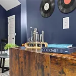 Holiday home The Morrison - Karaoke Theater Backyard Oasis *