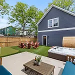 Holiday home The Morrison - Karaoke Theater Backyard Oasis