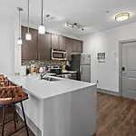 Apartment Mid-century Charm In Midtown *