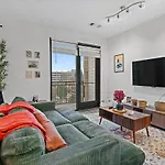 Apartment Mid-century Charm In Midtown *
