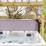 Holiday home Dreamy Tiny House With Hot Tub And Garden Patio Nashville