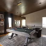 Holiday home The Gambler - Pool Table Rooftop With Firepit *