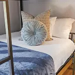 Famous Music Row 1 Bedroom Condo With Free Parking And Pool