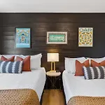 Nashville Oasis Walk To Broadway With Pool, Parking, Gym And Patio