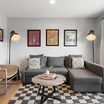 Apartment Oasis Walk To Broadway With Pool, Parking, Gym And Patio