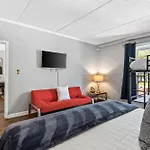 Famous Music Row 1 Bedroom With Free Parking And Pool *