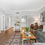 Holiday home Famous Music Row 1 Bedroom With Free Parking And Pool
