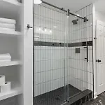Oasis Walk To Broadway With Pool, Parking, Gym And Patio *