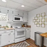 Famous Music Row 1 Bedroom With Free Parking And Pool