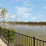 Oasis Walk To Broadway With Pool, Parking, Gym And Patio *