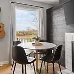 Oasis Walk To Broadway With Pool, Parking, Gym And Patio * Nashville