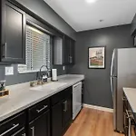 Oasis Walk To Broadway With Pool, Parking, Gym And Patio Apartment