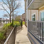 Nashville Oasis Walk To Broadway With Pool, Parking, Gym And Patio
