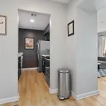 Oasis Walk To Broadway With Pool, Parking, Gym And Patio Apartment *