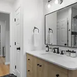 Apartment Oasis Walk To Broadway With Pool, Parking, Gym And Patio