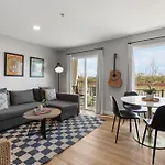 Apartment Oasis Walk To Broadway With Pool, Parking, Gym And Patio *