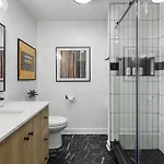 Oasis Walk To Broadway With Pool, Parking, Gym And Patio Nashville