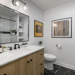 Oasis Walk To Broadway With Pool, Parking, Gym And Patio Apartment
