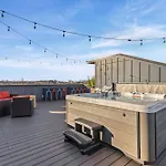Holiday home Rooftop Hot Tub Game Barrel Sauna