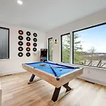 Rooftop Deck Hot Tub & Game In Holiday home *