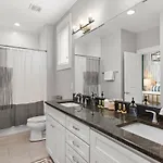 Holiday home 2 Chic Townhomes Near Geodis Sleeps 22 *