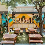 Dreamy With Fireplace, Rooftop, Gym, Parking, Sleeps 5 With King Bed, Sleeper Sofa, Hidden Bunk, Shared Rooftop And Gym, Free Dedicated Parking, Minutes To Broadway, Five Points & Grand Ole Opry, 24 Hr Hospitality Holiday home