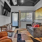 Chic New Near Dt Holiday home *