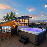 Holiday home Rooftop Deck Hot Tub Game Downtown
