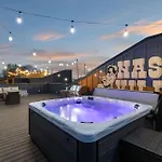 Holiday home Rooftop Deck Hot Tub Game Downtown *