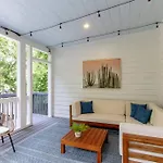 Nashoasis 10 Min To Dt, Gameroom, Huge Yard Holiday home