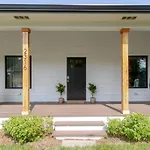 Nashoasis 10 Min To Dt, Gameroom, Huge Yard Holiday home