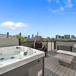 5 Star Stay! Rooftop Hot Tub Walk To Gulch Holiday home *