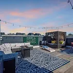 Holiday home Huge Roof Deck With Games 10 Mins To Broadway