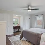 Modern Music Oasis Sauna & Spacious Yard Holiday home Nashville