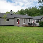 Modern Music Oasis Sauna & Spacious Yard Holiday home