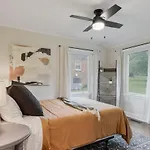 Modern Music Oasis Sauna & Spacious Yard Holiday home Nashville