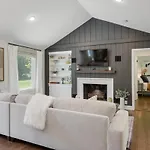 Holiday home Modern Music Oasis Sauna & Spacious Yard Nashville