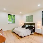 Spacious Deck Contemporary In Nashville! Holiday home Nashville