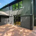 Spacious Deck Contemporary In Nashville! *