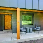 Spacious Deck Contemporary In Nashville! * Nashville