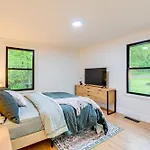 Spacious Deck Contemporary In Nashville! Holiday home