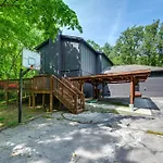 Spacious Deck Contemporary In Nashville! *