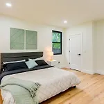 Spacious Deck Contemporary In Nashville! Holiday home Nashville